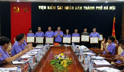 VKS Hà Nội tổ chức khen thưởng đột xuất cho các cá nhân có thành tích...